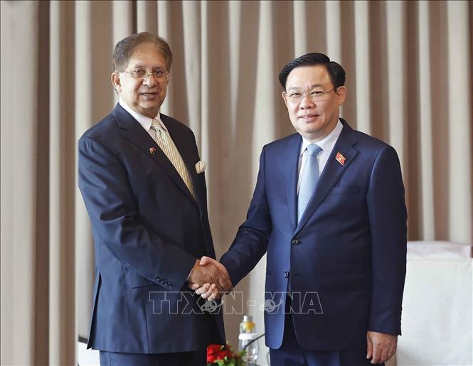 NA Chairman Vuong Dinh Hue receives President of the Bangladesh-Vietnam Friendship Society (BVFS) Shamsher M. Chowdhury. VNA Photo: Doãn Tấn