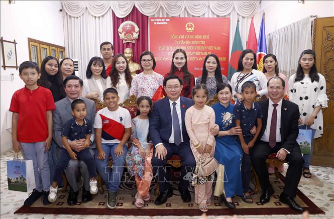 NA Chairman Vuong Dinh Hue meets with representatives of the overseas Vietnamese community. VNA Photo: Doãn Tấn 