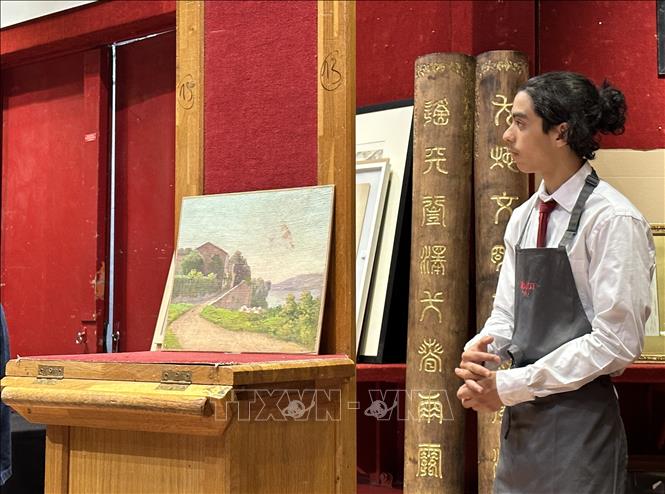 Một số tác phẩm của vua Hàm Nghi được đưa ra bán đấu giá ngày 22/9/2023. Ảnh: Nguyễn Thu Hà - P/v TTXVN tại Pháp