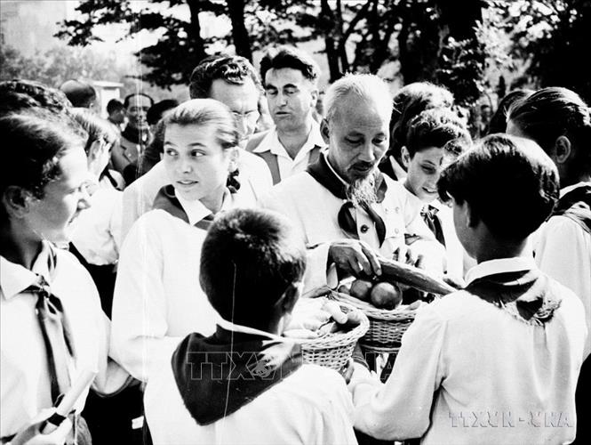 Thiếu niên thủ đô Sofia chào mừng Chủ tịch Hồ Chí Minh thăm hữu nghị chính thức Bulgaria (16/8/1957) - chuyến thăm đặt dấu mốc quan trọng trong lịch sử quan hệ hai nước. Ảnh: TTXVN