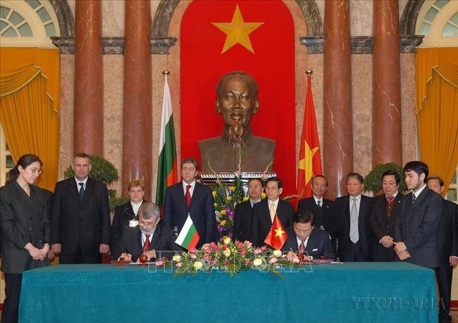 Chủ tịch nước Nguyễn Minh Triết và Tổng thống Bulgaria Georgi Parvanov chứng kiến Lễ ký văn kiện hợp tác văn hoá giữa hai nước (Hà Nội, 31/1/2009). Ảnh: Nhan Sáng - TTXVN