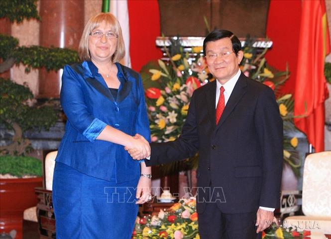 Chủ tịch nước Trương Tấn Sang tiếp Chủ tịch Quốc hội Bulgaria Tsetska Tsacheva thăm chính thức Việt Nam (Hà Nội, 16/4/2012). Ảnh: Nguyễn Khang - TTXVN