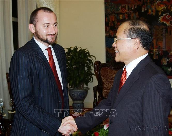 Phó Thủ tướng Nguyễn Sinh Hùng tiếp Chủ nhiệm Ủy ban Trẻ em, Thanh niên và Thể thao Quốc hội Bulgaria Svetoslav Spasov (12/6/2007). Ảnh: Nguyễn Dân-TTXVN