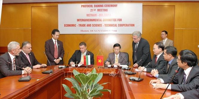 Thứ trưởng Bộ Công Thương Việt Nam và Thứ trưởng Bộ Kinh tế Năng lượng Bulgaria ký biên bản kết thúc Kỳ họp thứ 21 Ủy ban liên Chính phủ Việt Nam - Bulgaria về hợp tác kinh tế - thương mại và khoa học kỹ thuật. Ảnh: Trần Việt - TTXVN