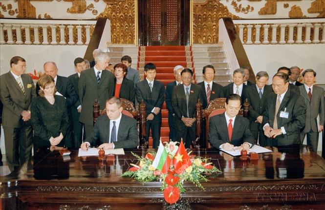 Thủ tướng Nguyễn Tấn Dũng và Thủ tướng Bulgaria Sergey Dmitrievich Stanishev ký Tuyên bố chung hai nước (Hà Nội, 23/11/2006). Ảnh: Nhan Sáng - TTXVN