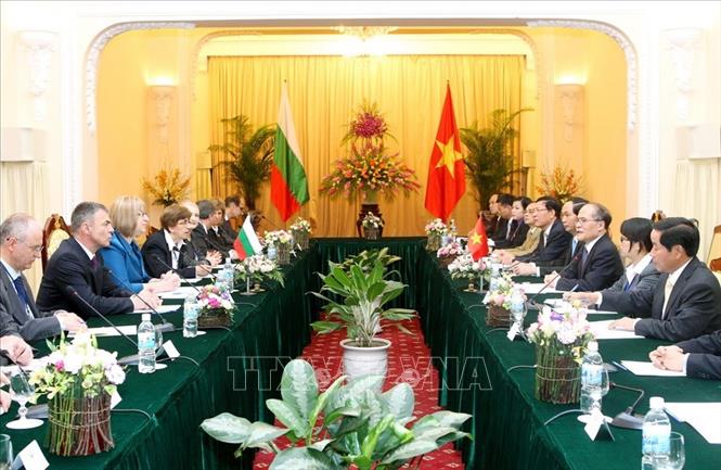 Chủ tịch Quốc hội Nguyễn Sinh Hùng hội đàm với Chủ tịch Quốc hội Bulgaria Testska Tsacheva thăm chính thức Việt Nam (16/4/2012). Ảnh: Nhan Sáng-TTXVN
