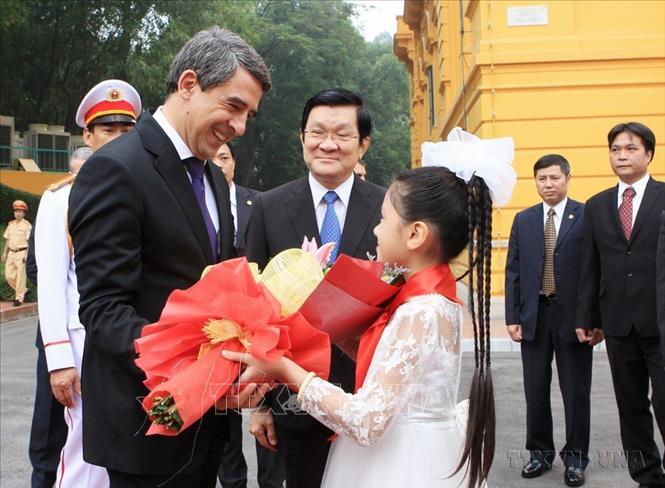 Thiếu nhi Hà Nội tặng hoa chào mừng Tổng thống Bulgaria Rosen Plevneliev thăm cấp Nhà nước tới Việt Nam (Hà Nội, 28/10/2013). Ảnh: Nguyễn Khang - TTXVN                                                                    