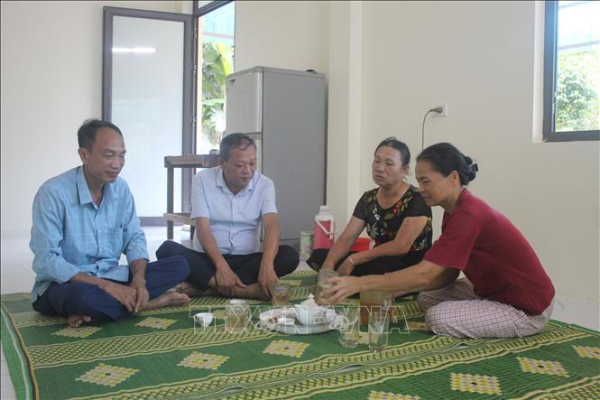 Chính quyền địa phương đến thăm hỏi, động viên gia đình bà Lê Thị Long, Thị trấn Lang Chánh trong ngôi nhà mới. Ảnh: Khiếu Tư - TTXVN