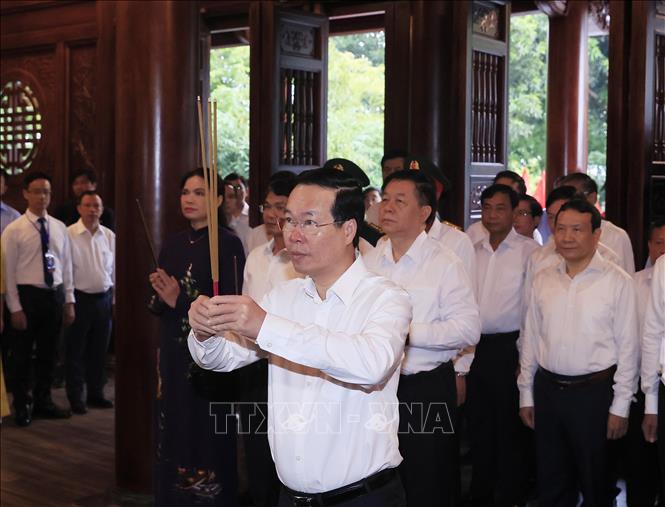 Chủ tịch nước Võ Văn Thưởng dâng hương tại Nhà lưu niệm Bác Hồ ở Lào Cai. Ảnh: Thống Nhất – TTXVN