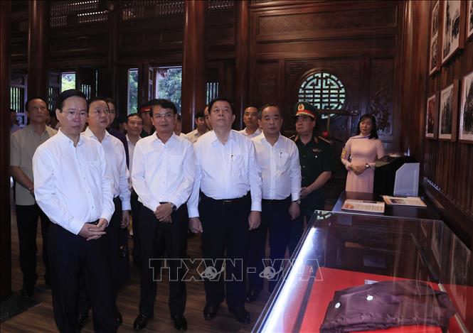 Chủ tịch nước Võ Văn Thưởng và các đại biểu xem một số hình ảnh trưng bày. Ảnh: Thống Nhất – TTXVN
