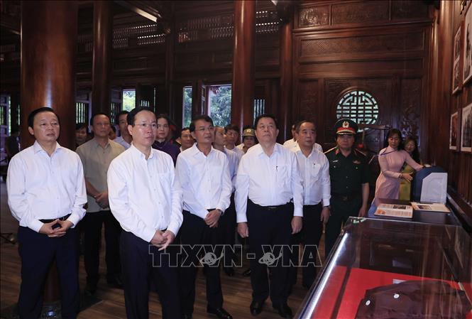 Chủ tịch nước Võ Văn Thưởng và các đại biểu xem một số hình ảnh trưng bày. Ảnh: Thống Nhất – TTXVN
