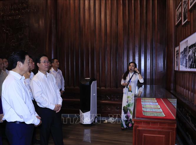 Chủ tịch nước Võ Văn Thưởng và các đại biểu xem một số hình ảnh trưng bày. Ảnh: Thống Nhất – TTXVN
