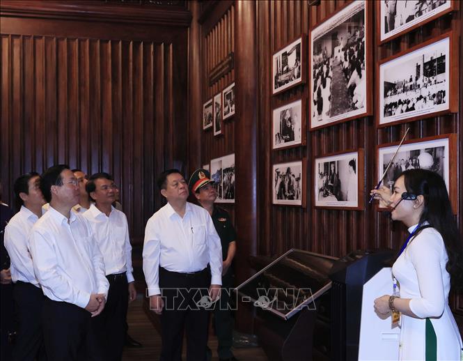 Chủ tịch nước Võ Văn Thưởng và các đại biểu xem một số hình ảnh trưng bày. Ảnh: Thống Nhất – TTXVN
