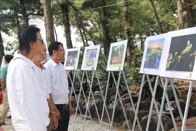 Đại biểu và du khách xem triển lãm ảnh nghệ thuật Nét đẹp sắc màu Bình Thuận tại công viên Đồi Dương, thành phố Phan Thiết. Ảnh: Nguyễn Thanh - TTXVN