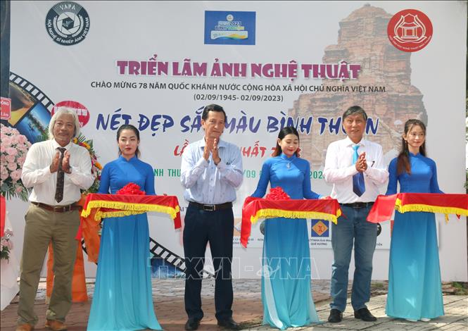 Cắt băng khai mạc triển lãm ảnh nghệ thuật Nét đẹp sắc màu Bình Thuận tại công viên Đồi Dương, thành phố Phan Thiết. Ảnh: Nguyễn Thanh - TTXVN