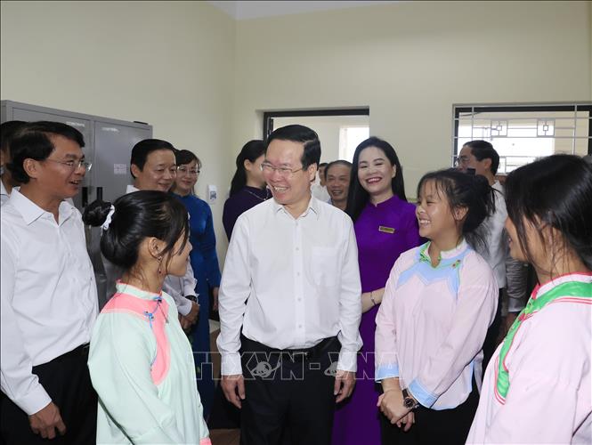 Chủ tịch nước Võ Văn Thưởng thăm nơi ở và nói chuyện với học sinh Trường THPT Dân tộc Nội trú tỉnh Lào Cai. Ảnh: Thống Nhất – TTXVN
