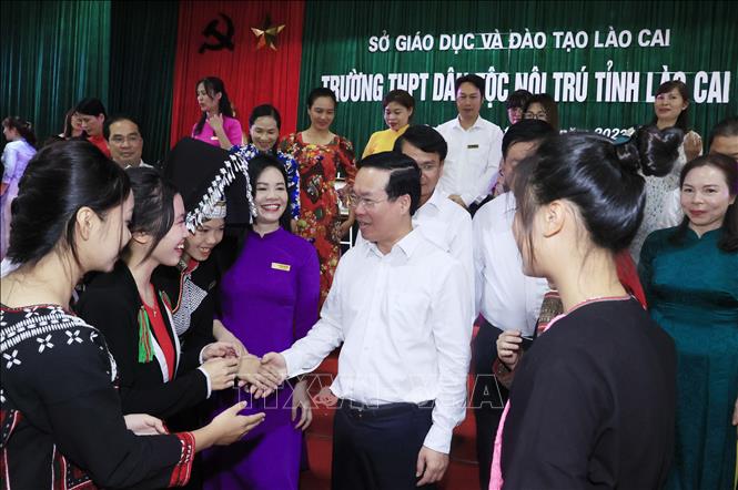 Chủ tịch nước Võ Văn Thưởng thăm Trường THPT Dân tộc Nội trú tỉnh Lào Cai. Ảnh: Thống Nhất – TTXVN