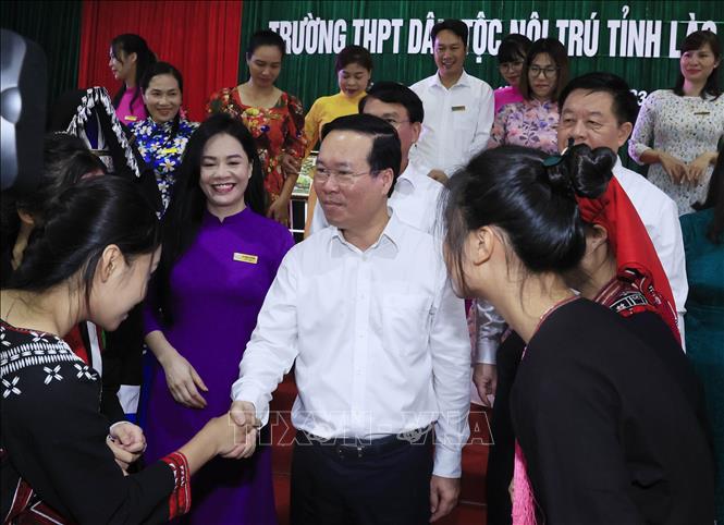 Chủ tịch nước Võ Văn Thưởng thăm Trường THPT Dân tộc Nội trú tỉnh Lào Cai. Ảnh: Thống Nhất – TTXVN