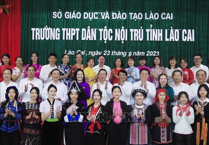Chủ tịch nước Võ Văn Thưởng chụp ảnh lưu niệm với giáo viên và học sinh Trường THPT Dân tộc Nội trú tỉnh Lào Cai. Ảnh: Thống Nhất – TTXVN