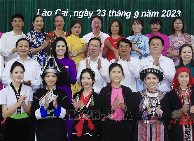 Chủ tịch nước Võ Văn Thưởng chụp ảnh lưu niệm với giáo viên và học sinh Trường THPT Dân tộc Nội trú tỉnh Lào Cai. Ảnh: Thống Nhất – TTXVN