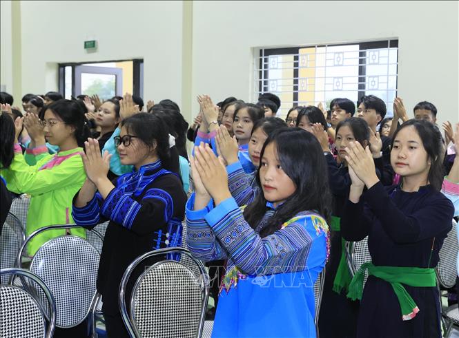 Học sinh Trường THPT Dân tộc Nội trú tỉnh Lào Cai chào đón Chủ tịch nước Võ Văn Thưởng. Ảnh: Thống Nhất – TTXVN
