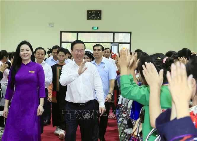 Chủ tịch nước Võ Văn Thưởng thăm Trường THPT Dân tộc Nội trú tỉnh Lào Cai. Ảnh: Thống Nhất – TTXVN
