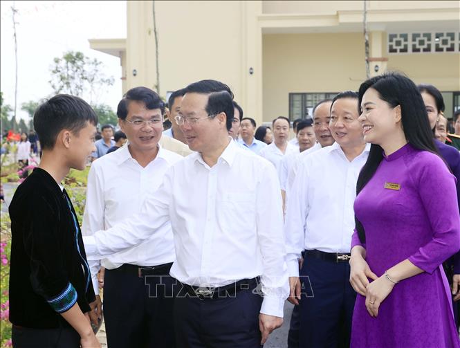 Chủ tịch nước Võ Văn Thưởng thăm Trường Trung học phổ thông Dân tộc Nội trú tỉnh Lào Cai. Ảnh: Thống Nhất – TTXVN