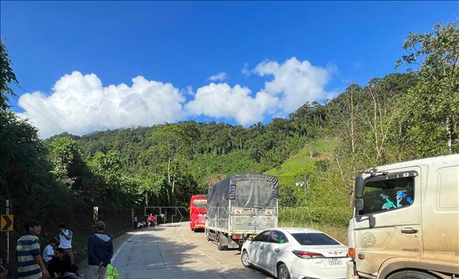 Giao thông ách tắc do tai nạn trên đường Hồ Chí Minh, đoạn qua huyện Phước Sơn, tỉnh Quảng Nam. Ảnh: Trần Tĩnh - TTXVN