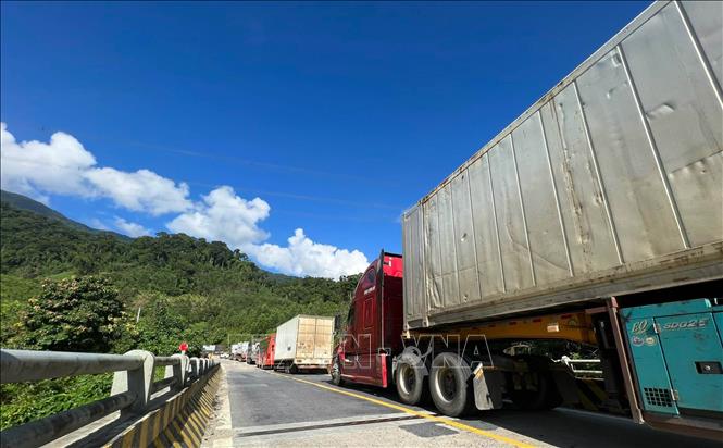 Giao thông ách tắc do tai nạn trên đường Hồ Chí Minh, đoạn qua huyện Phước Sơn, tỉnh Quảng Nam. Ảnh: Trần Tĩnh - TTXVN