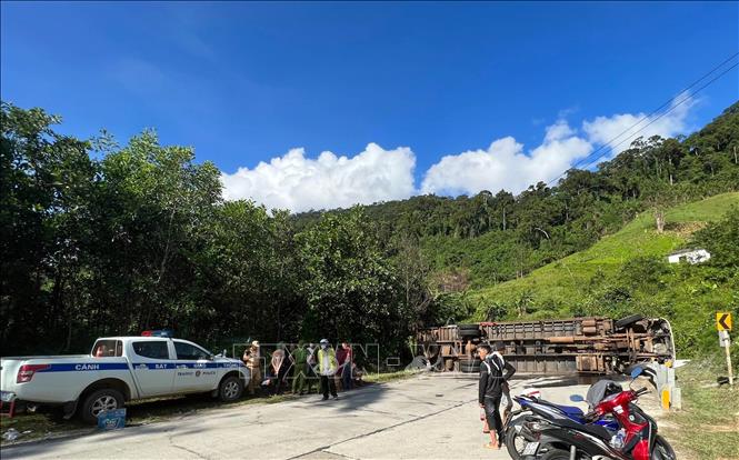Hiện trường vụ tai nạn trên đường Hồ Chí Minh, đoạn qua huyện Phước Sơn, tỉnh Quảng Nam. Ảnh: Trần Tĩnh - TTXVN