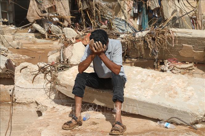 Người dân mất nhà cửa do thảm họa lũ lụt tại Derna, Libya, ngày 15/9/2023. Ảnh: THX/TTXVN