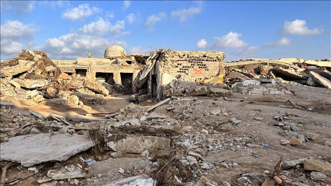 Những ngôi nhà bị phá hủy do thảm họa lũ lụt tại Derna, Libya, ngày 16/9/2023. Ảnh: THX/TTXVN
