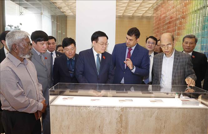 Chủ tịch Quốc hội Vương Đình Huệ và đại biểu tham quan gian trưng bày sản phẩm thuốc của công ty dược phẩm Beximco.  Ảnh: Doãn Tấn – TTXVN