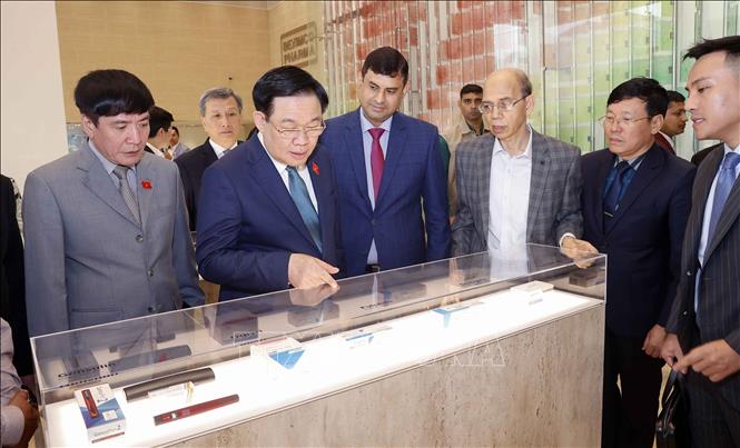 Chủ tịch Quốc hội Vương Đình Huệ và đại biểu tham quan gian trưng bày sản phẩm thuốc của công ty dược phẩm Beximco. Ảnh: Doãn Tấn – TTXVN