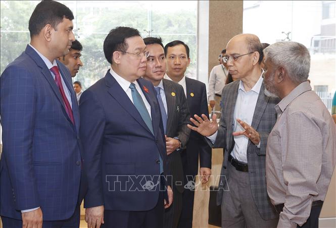 Chủ tịch Quốc hội Vương Đình Huệ trao đổi với lãnh đạo Tập đoàn Beximco. Ảnh: Doãn Tấn – TTXVN