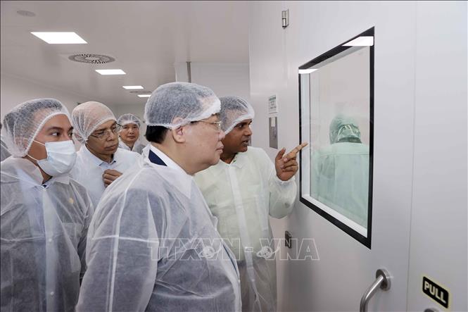 Chủ tịch Quốc hội Vương Đình Huệ thăm nhà máy sản xuất dược phẩm của Tập đoàn Beximco. Ảnh: Doãn Tấn – TTXVN