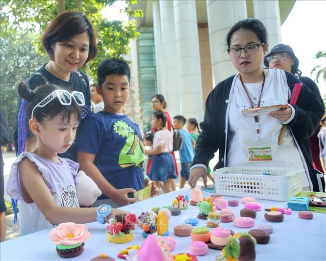 Em nhỏ với những món đồ chơi bằng đất nặn. Ảnh: Tuấn Đức - TTXVN