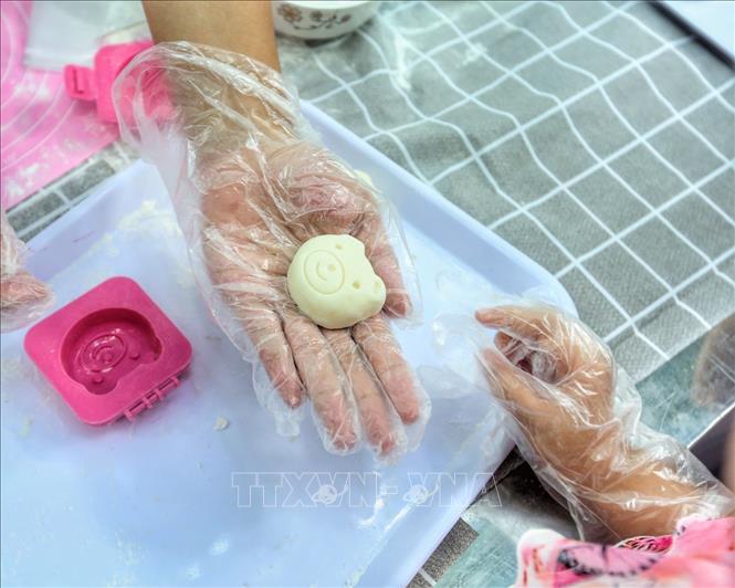 Sản phẩm bánh dẻo cùa các em nhỏ. Ảnh: Tuấn Đức - TTXVN