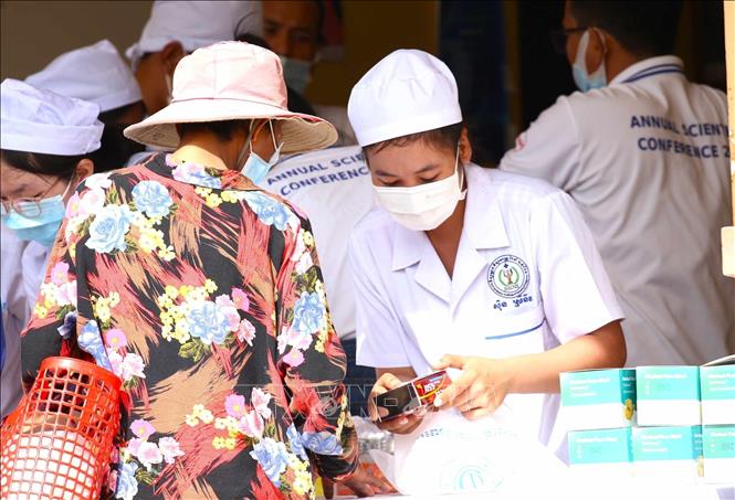 Cấp phát thuốc miễn phí cho người dân tỉnh Banteay Meanchey. Ảnh: Huỳnh Thảo - P/v TTXVN tại Campuchia