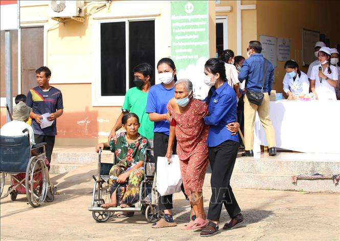 Các tình nguyện viên hỗ trợ người cao tuổi đến thăm khám và tư vấn sức khỏe trong chương trình. Ảnh: Huỳnh Thảo - P/v TTXVN tại Campuchia.
