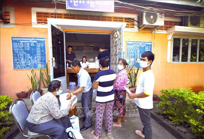 Người dân đến nhận gạo, một phần trong suất tặng phẩm của chương trình chương trình. Huỳnh Thảo - P/v TTXVN tại Campuchia.