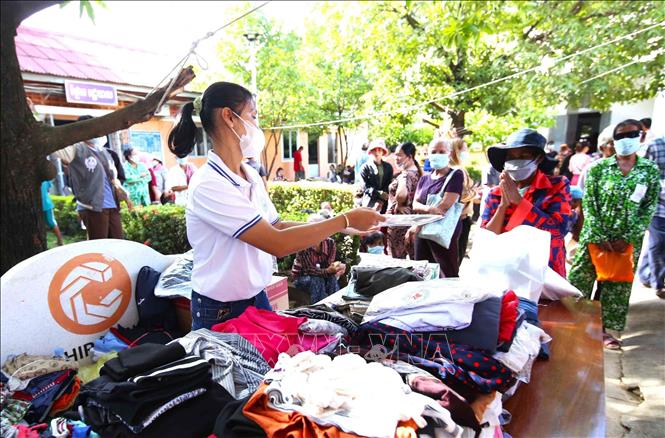 Người dân chọn quà tại gian hàng quần áo và đồ dùng sinh hoạt, học tập trong khuôn khổ chương trình. Ảnh: Huỳnh Thảo - P/v TTXVN tại Campuchia.