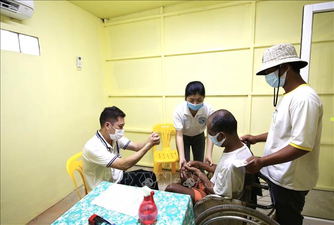 Bác sĩ Tôn Thanh Trà, Tổng Giám đốc Bệnh viện Chợ Rẫy - Phnom Penh thăm khám, tư vấn sức khỏe cho người dân tỉnh Banteay Meanchey. Ảnh: Huỳnh Thảo - P/v TTXVN tại Campuchia.