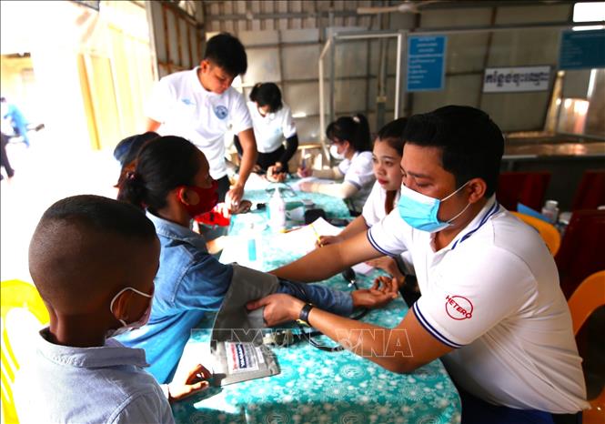 Các y, bác sĩ Bệnh viện Chợ Rẫy - Phnom Penh thăm khám, tư vấn sức khỏe cho người dân tỉnh Banteay Meanchey. Ảnh: Huỳnh Thảo - P/v TTXVN tại Campuchia.