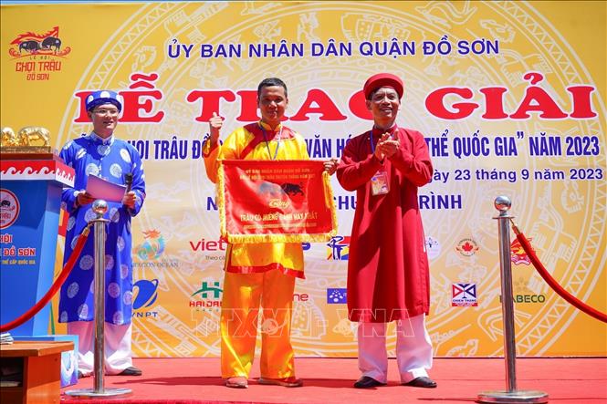 Trao giải tại Lễ hội chọi Trâu Đồ Sơn năm 2023. Ảnh: TTXVN phát