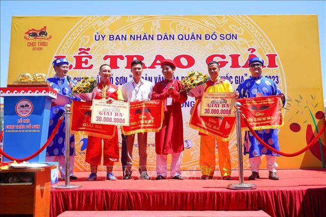 Trao giải tại Lễ hội chọi Trâu Đồ Sơn năm 2023. Ảnh: TTXVN phát