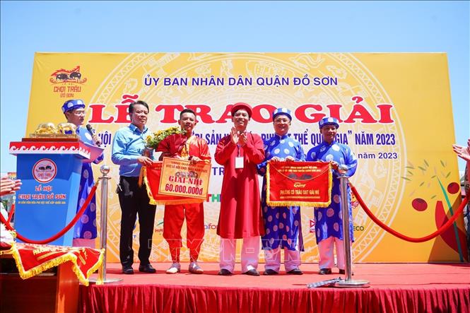 Trao giải tại Lễ hội chọi Trâu Đồ Sơn năm 2023. Ảnh: TTXVN phát
