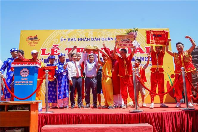 Trao giải tại Lễ hội chọi Trâu Đồ Sơn năm 2023. Ảnh: TTXVN phát