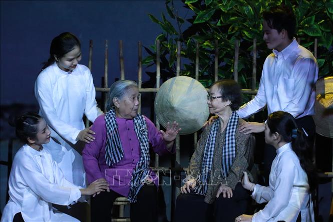 Các tiểu phẩm kịch được dàn dựng kể về cuộc đời, lý tưởng và những đóng góp to lớn của nhạc sĩ Hoàng Việt. Ảnh: Thu Hương - TTXVN