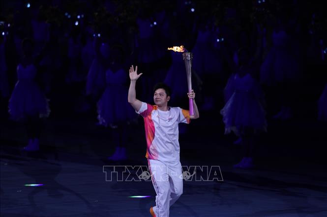 Vận động viên Wang Shun - nhà vô địch, kỷ lục gia Olympic môn bơi - nhận trọng trách thực hiện nghi thức châm đuốc của Đại hội. Ảnh: Hoàng Linh – TTXVN